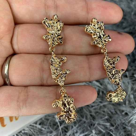Metal gold texture earrings - Picture 2 of 12
